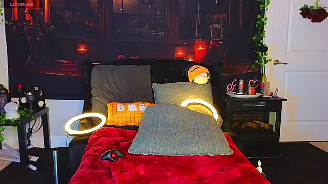 Snapshot of Ivey_and_James chatting on November 1, 9:19 pm Ivey and James online show from November 1, 9:19 pm