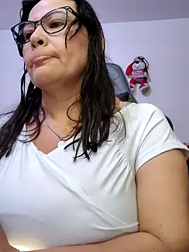 esmeralda milf online show from May 23, 8:41 pm