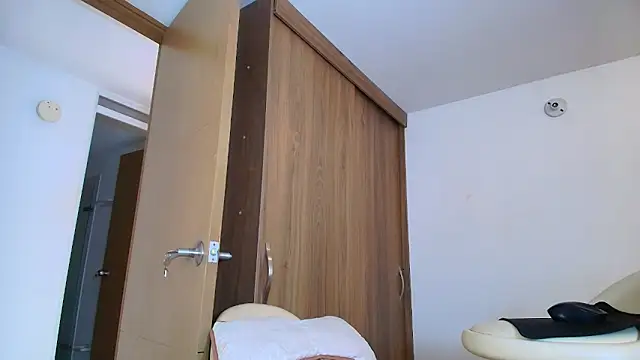 SARA TS FOX online show from April 7, 7:59 pm