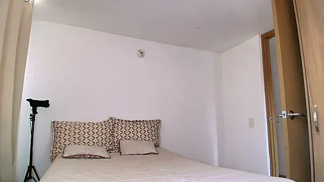 SARA TS FOX online show from March 7, 8:03 pm