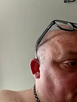 Snapshot of Bibear197511 chatting on October 14, 8:26 am Bibear197511 online show from October 14, 8:26 am