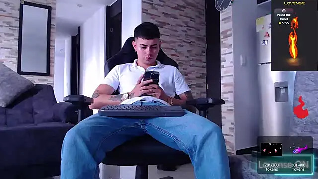 Snapshot of Lobito_xxxl chatting on November 19, 7:25 pm Lobito xxxl online show from November 19, 7:25 pm