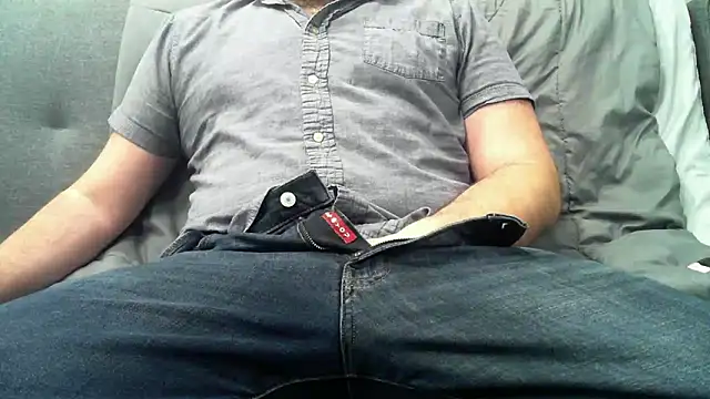 Snapshot of holeymoley25 chatting on March 7, 10:32 pm holeymoley25 online show from March 7, 10:32 pm