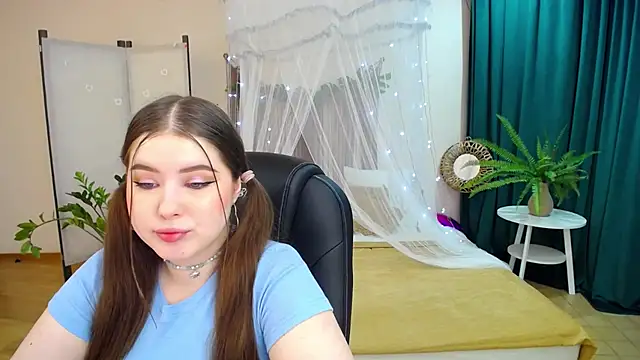 Snapshot of NicoleFoxery chatting on March 19, 6:23 pm NicoleFoxery online show from March 19, 6:23 pm