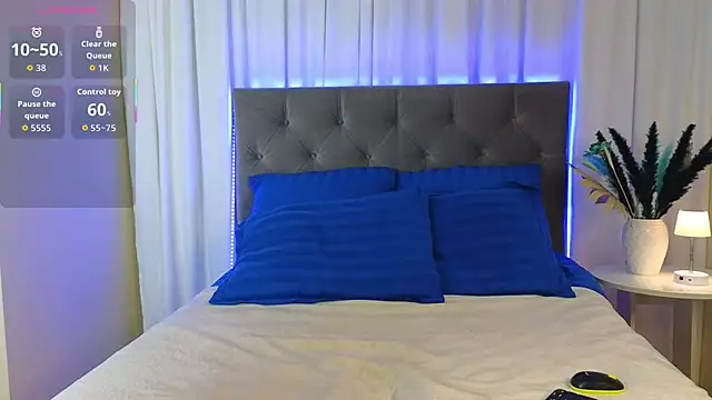 Snapshot of Ariana_Petite chatting on October 31, 12:18 am Ariana Petite online show from October 31, 12:18 am