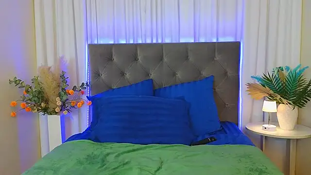 Ariana Petite online show from March 6, 12:05 am