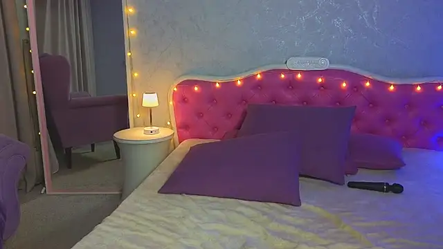 Snapshot of Ariana_Petite chatting on February 24, 2:19 am Ariana Petite online show from February 24, 2:19 am