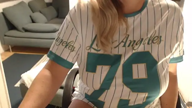 KimMitchelli online show from December 18, 2:21 pm