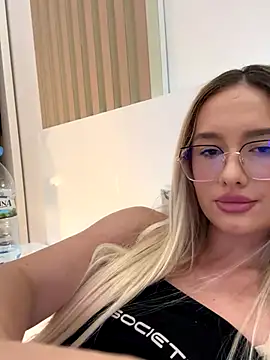 Snapshot of mollyxxx chatting on September 11, 3:39 am mollyxxx online show from September 11, 3:39 am