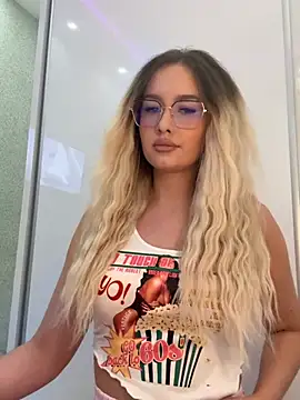 mollyxxx online show from March 31, 12:01 am