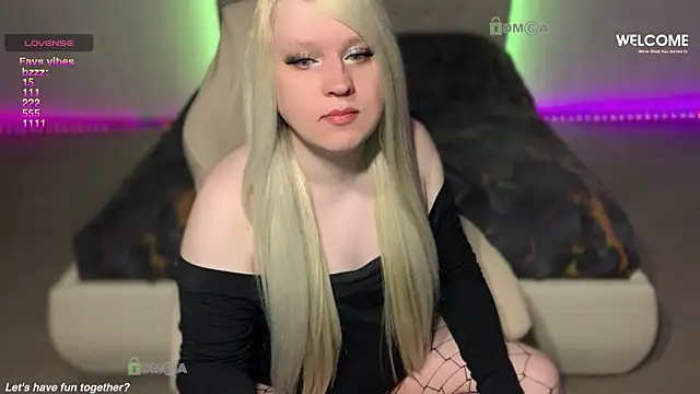 Snapshot of camsmiley chatting on June 6, 1:33 am camsmiley online show from June 6, 1:33 am