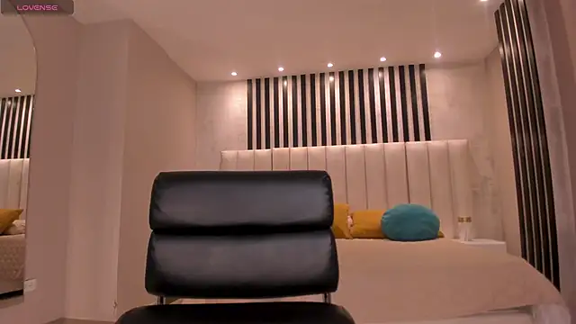 MiaRoberts1 online show from March 19, 12:16 pm