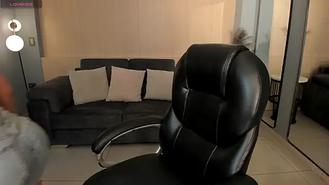 MiaRoberts1 online show from December 5, 6:39 pm