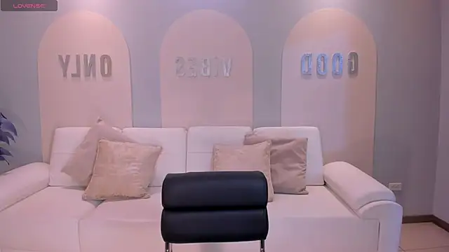 MiaRoberts1 online show from November 8, 12:31 pm