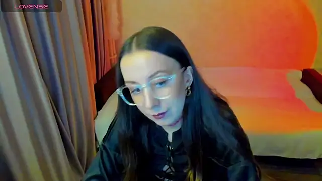 CurlySteph online show from April 4, 4:35 pm