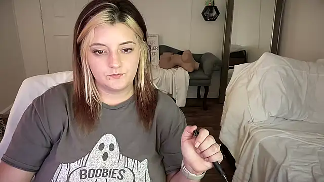 Snapshot of magicsparkles chatting on February 18, 11:19 pm magicsparkles online show from February 18, 11:19 pm