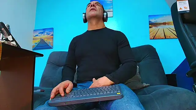 Snapshot of juanses_n_toro chatting on October 24, 12:48 pm juanses n toro online show from October 24, 12:48 pm