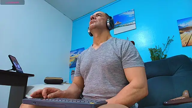 Snapshot of juanses_n_toro chatting on October 1, 1:04 pm juanses n toro online show from October 1, 1:04 pm