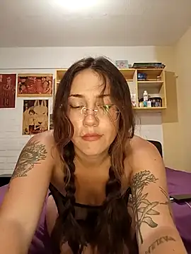 Snapshot of sereluxz chatting on February 7, 6:21 am sereluxz online show from February 7, 6:21 am