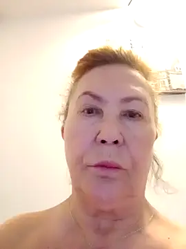 Hottie-Mom online show from April 19, 7:31 am