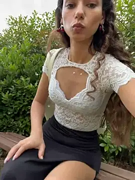 Snapshot of _MiaQueen_ chatting on June 4, 3:49 pm MiaQueen online show from June 4, 3:49 pm
