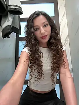 Snapshot of _MiaQueen_ chatting on May 2, 3:01 am MiaQueen online show from May 2, 3:01 am
