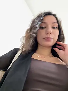 Snapshot of _MiaQueen_ chatting on June 2, 8:42 pm MiaQueen online show from June 2, 8:42 pm