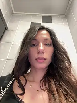 Snapshot of _MiaQueen_ chatting on May 17, 8:09 pm MiaQueen online show from May 17, 8:09 pm