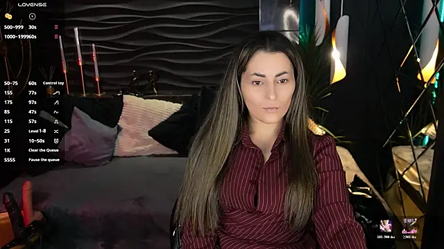 Snapshot of KylieMellow chatting on June 10, 1:45 pm KylieMellow online show from June 10, 1:45 pm