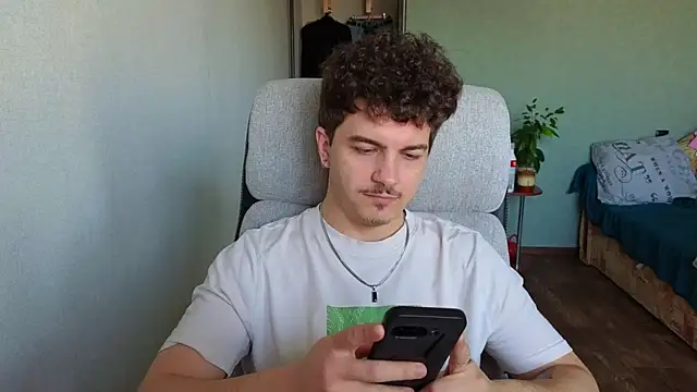 Remy Miles online show from April 3, 4:30 am