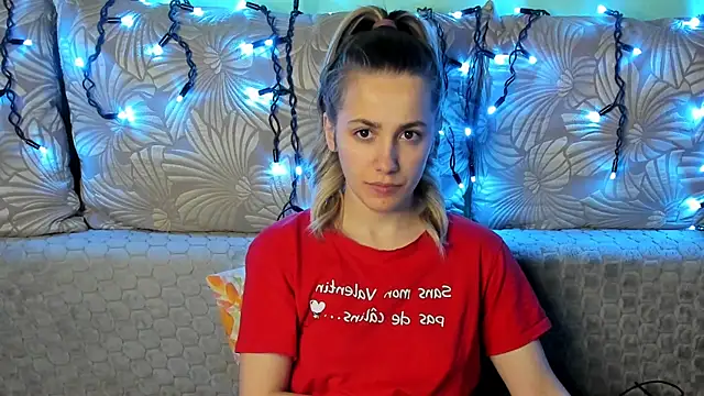 Snapshot of MaggieCake chatting on December 23, 1:16 am MaggieCake online show from December 23, 1:16 am