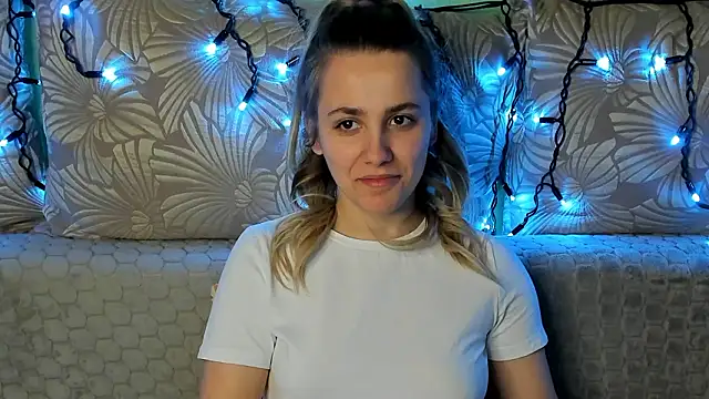 MaggieCake online show from March 8, 2:04 am