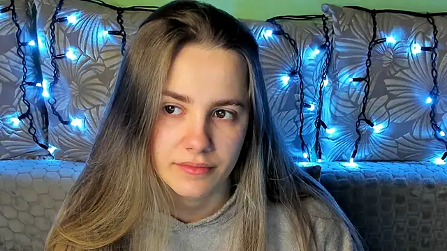 Snapshot of MaggieCake chatting on February 14, 12:33 am MaggieCake online show from February 14, 12:33 am