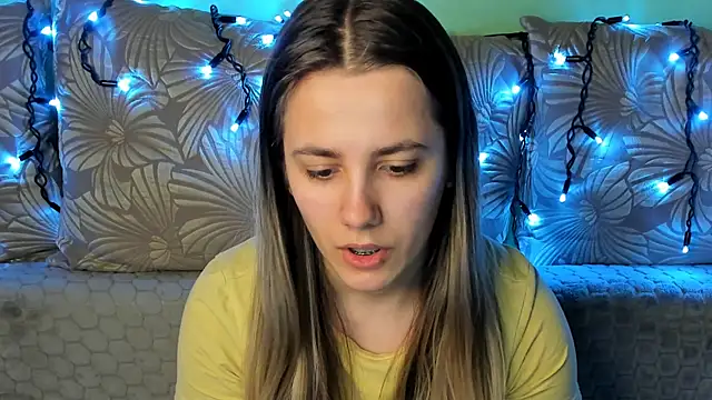 Snapshot of MaggieCake chatting on February 24, 5:52 am MaggieCake online show from February 24, 5:52 am