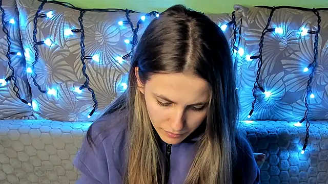 Snapshot of MaggieCake chatting on February 10, 1:04 am MaggieCake online show from February 10, 1:04 am