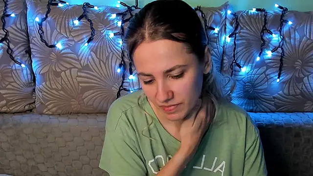 Snapshot of MaggieCake chatting on December 16, 3:33 am MaggieCake online show from December 16, 3:33 am