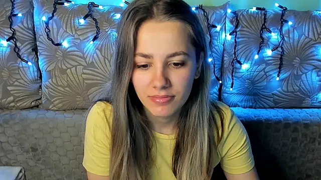 Snapshot of MaggieCake chatting on December 18, 3:55 am MaggieCake online show from December 18, 3:55 am