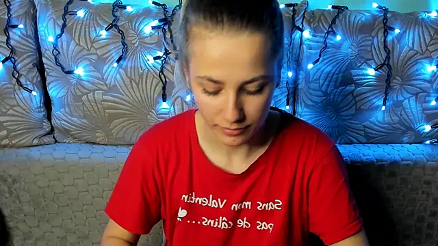 Snapshot of MaggieCake chatting on December 22, 3:28 am MaggieCake online show from December 22, 3:28 am