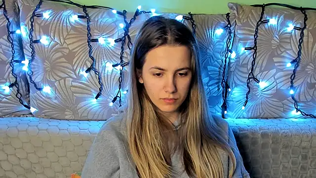 Snapshot of MaggieCake chatting on February 12, 2:00 am MaggieCake online show from February 12, 2:00 am