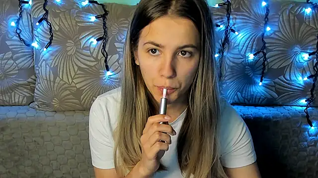 MaggieCake online show from December 3, 5:30 am