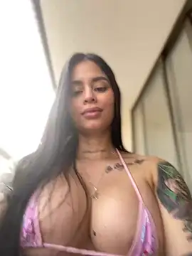 Snapshot of LaraHenao chatting on February 10, 1:22 pm LaraHenao online show from February 10, 1:22 pm