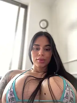 Snapshot of LaraHenao chatting on February 25, 12:49 pm LaraHenao online show from February 25, 12:49 pm