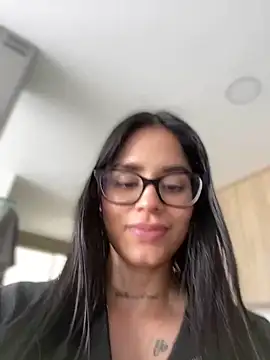 Snapshot of LaraHenao chatting on March 5, 4:13 pm LaraHenao online show from March 5, 4:13 pm