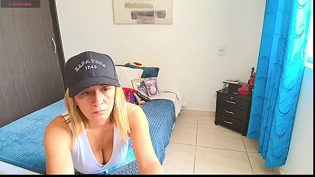 Snapshot of Naty_Stone chatting on February 6, 3:41 pm Naty Stone online show from February 6, 3:41 pm