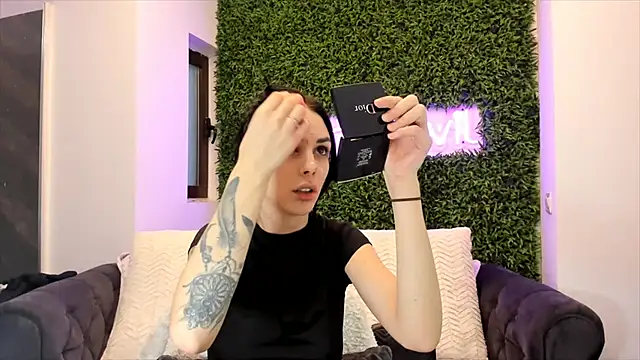 Snapshot of realhotfallingdevil chatting on February 14, 5:51 am realhotfallingdevil online show from February 14, 5:51 am