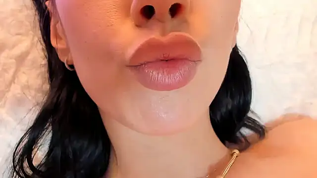 Snapshot of realhotfallingdevil chatting on December 4, 7:44 am realhotfallingdevil online show from December 4, 7:44 am