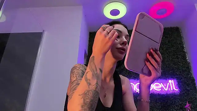 Snapshot of realhotfallingdevil chatting on December 2, 4:36 am realhotfallingdevil online show from December 2, 4:36 am