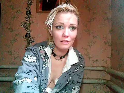 WildMissNiks online show from October 6, 11:00 am