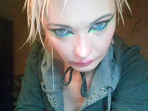 WildMissNiks online show from November 12, 8:18 am