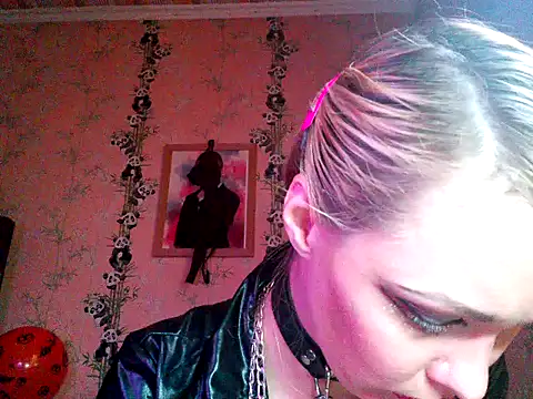 WildMissNiks online show from October 30, 8:45 am